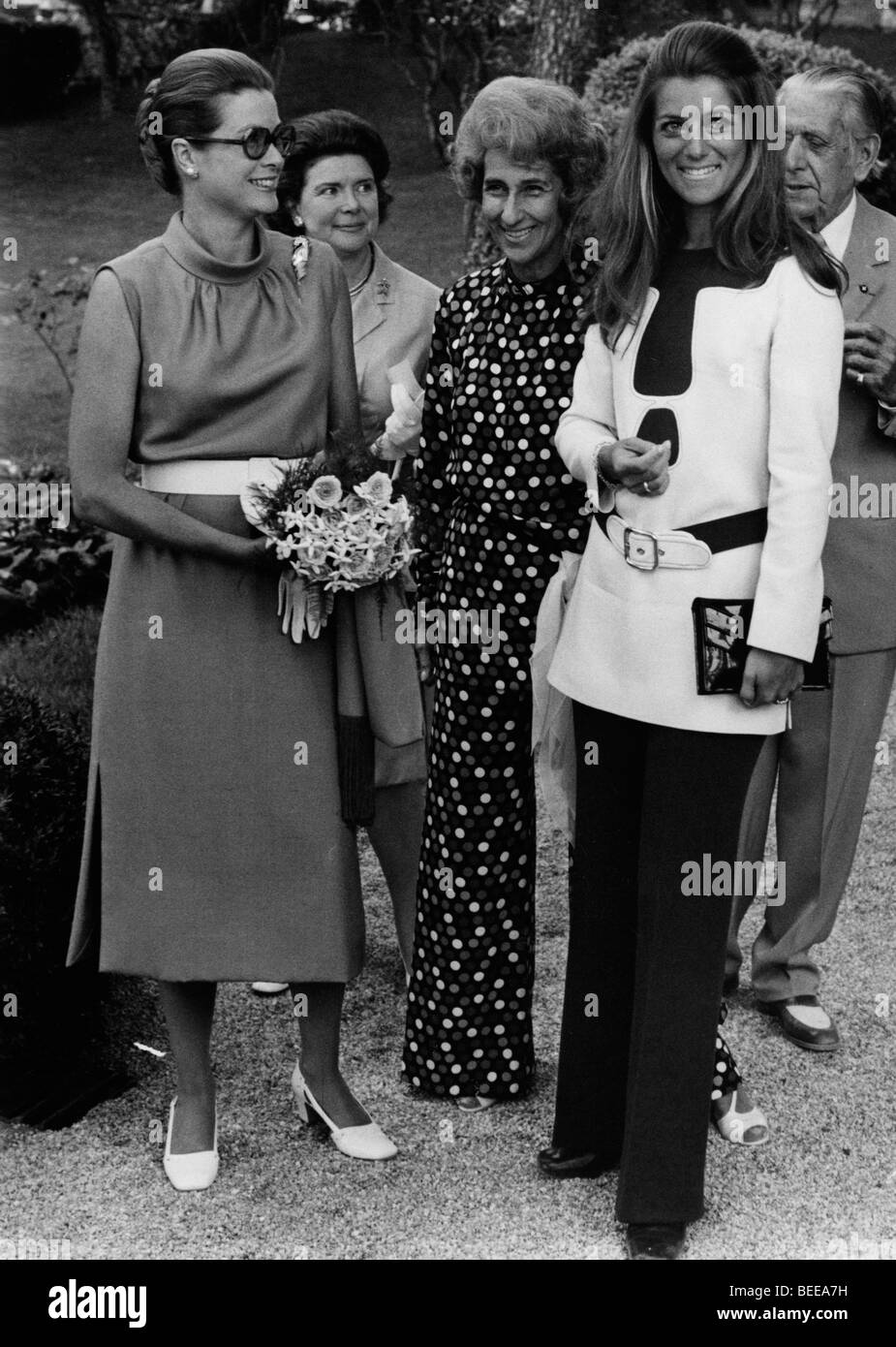 Grace Kelly, sinistra, Principessa di Monaco, con la cantante francese SHEILA Foto Stock