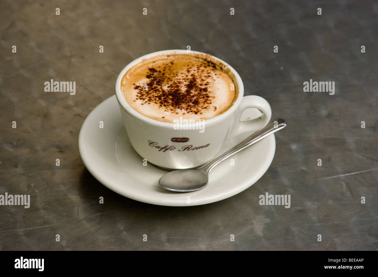 CA San Francisco, North Beach. Latte caffè al Caffè Roma. Foto copyright Lee Foster. casanf16629 Foto Stock