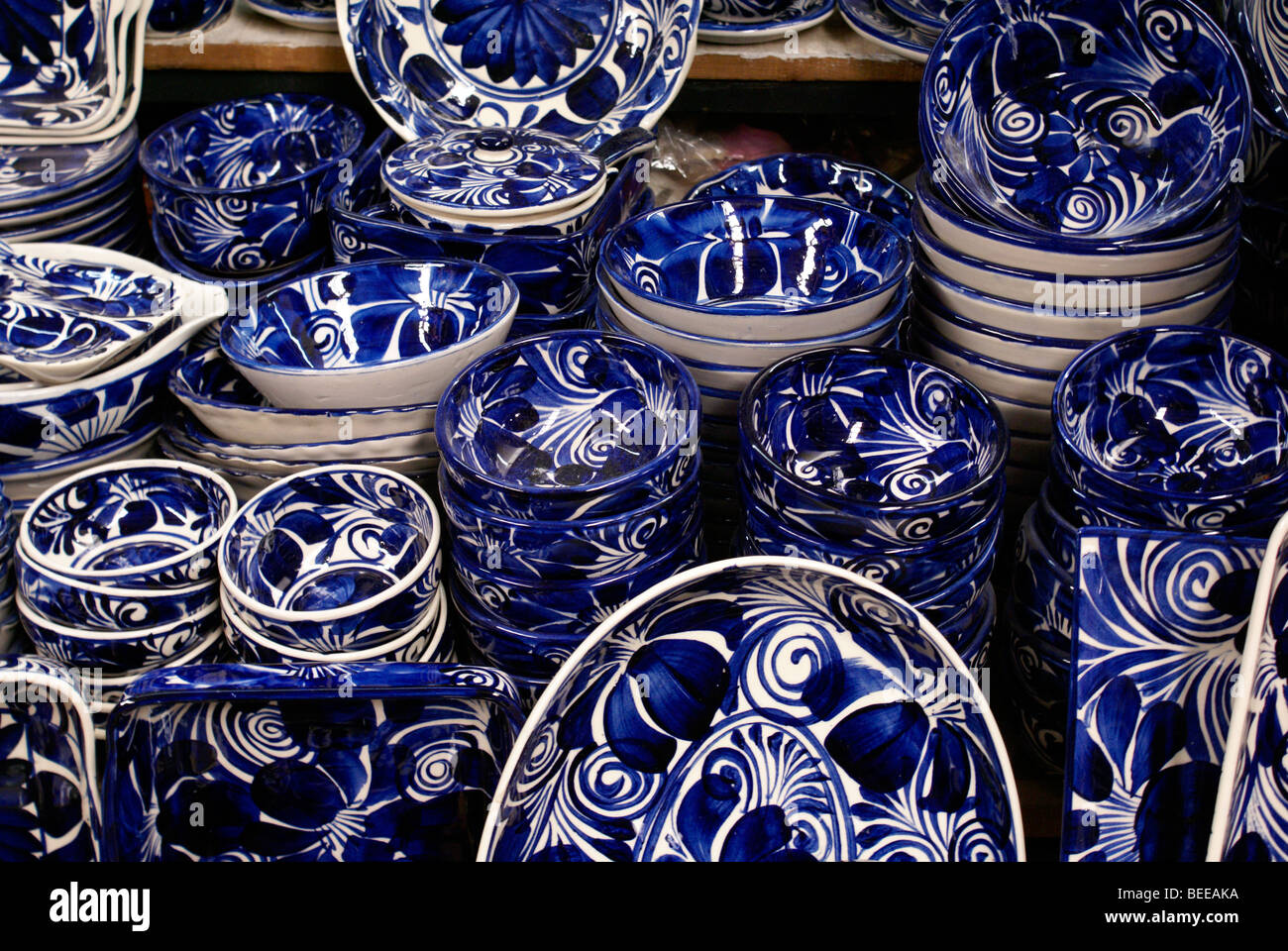 Blu e bianco in ceramica da dolores hidalgo per la vendita nel mercato di San Miguel De Allende, Messico Foto Stock