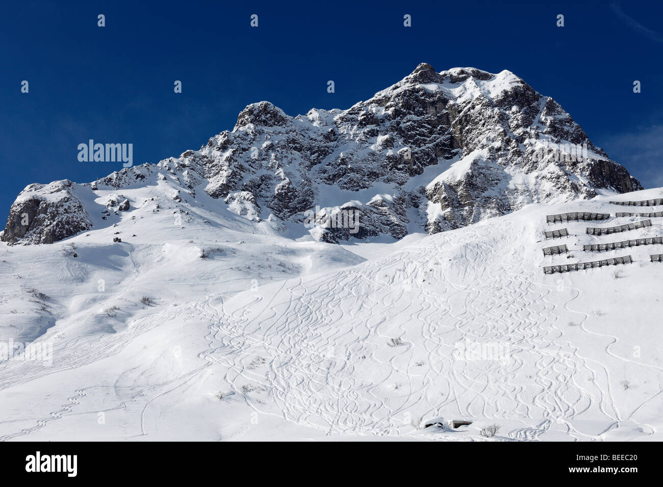 Piste di sci nella neve profonda, Rosskopf montagna vicino a Zuers, Vorarlberg, Austria Foto Stock