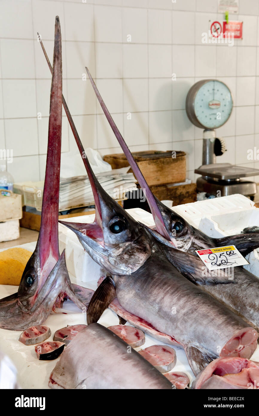 Pesce spada sul mercato del pesce, Trapani, Sicilia, Italia, Europa  meridionale Foto stock - Alamy