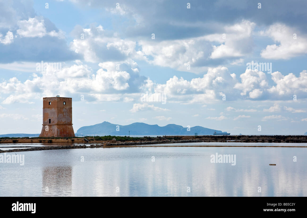Bacino di acqua salata e una torre di guardia, salines vicino a Trapani, Sicilia, Italia, Europa meridionale Foto Stock