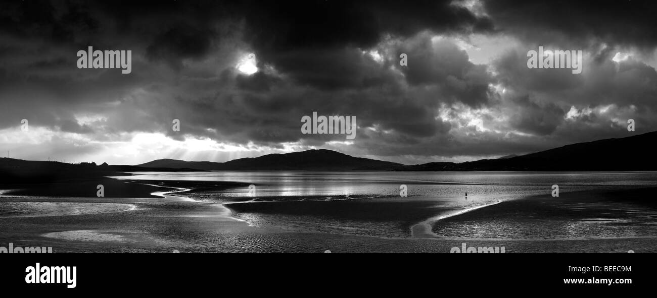 Nuvole temporalesche su Isle of Harris, Luskentire beach, Ebridi Esterne, Scozia. In bianco e nero Foto Stock