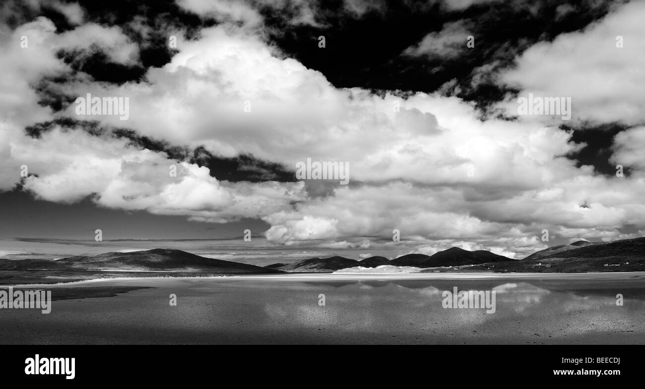 Nuvole sulla spiaggia Luskentire, Isle of Harris, Ebridi Esterne, Scozia. Panoramica. In bianco e nero Foto Stock