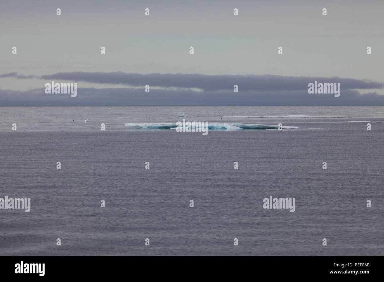 Derive di ghiaccio nella calma Oceano Artico al largo off Svalbard Foto Stock