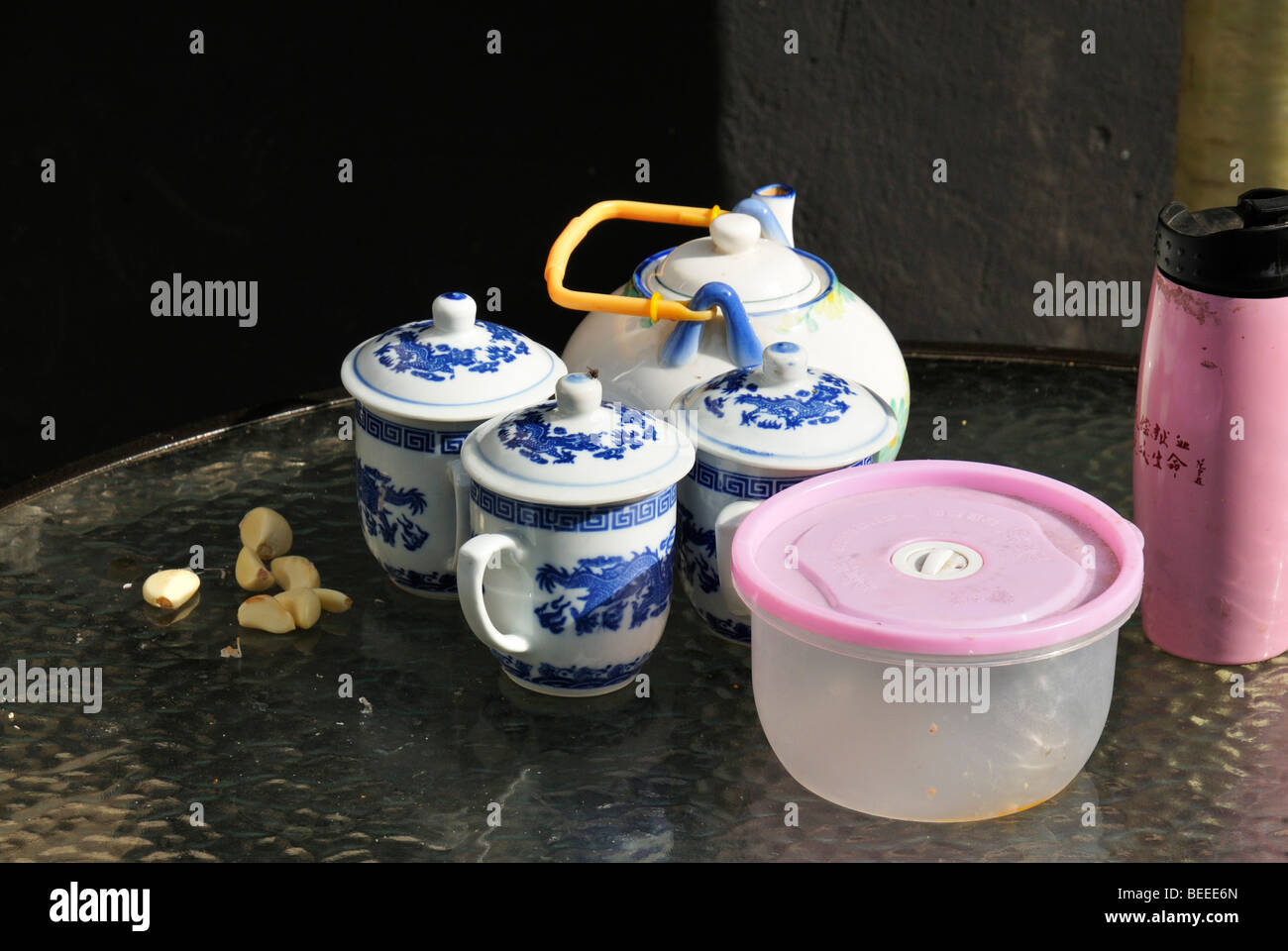 Spicchi d'aglio, un set per il tè cinese e una fiasca di thermos rosa - una scena quotidiana in uno storico Hutong, Pechino CN Foto Stock