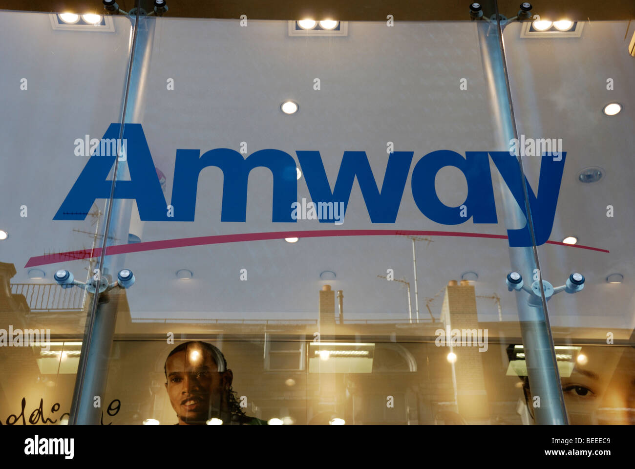 Amway vendita diretta logo aziendale sul suo store window in Southampton Row, Londra, Inghilterra Foto Stock