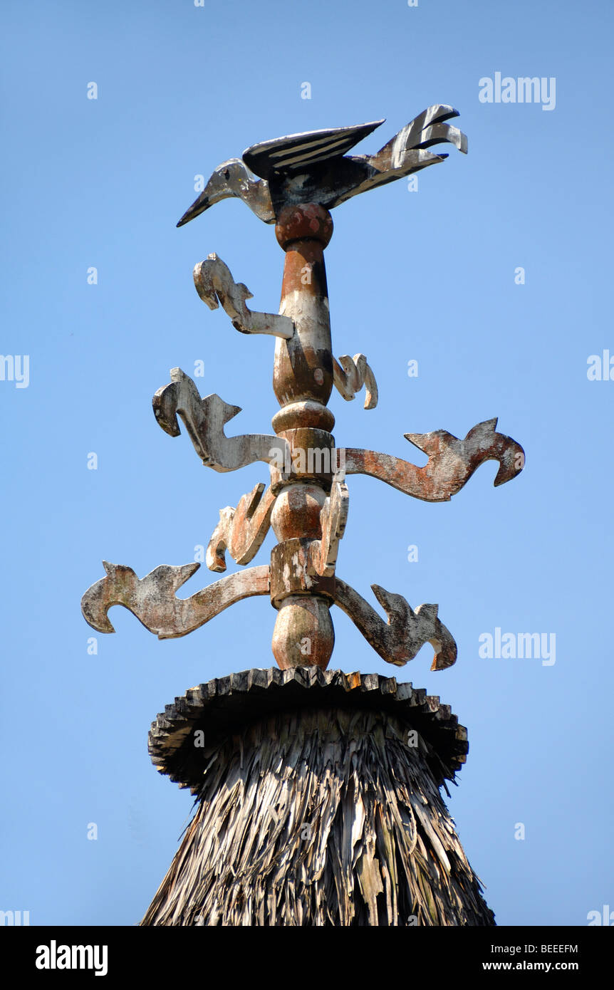 Dayak o Bidayuh Tribal Art of a Ceremonial Totem Pole con uccello scolpito in cima a una sala cerimoniale a Sarawak Malesia Borneo Foto Stock