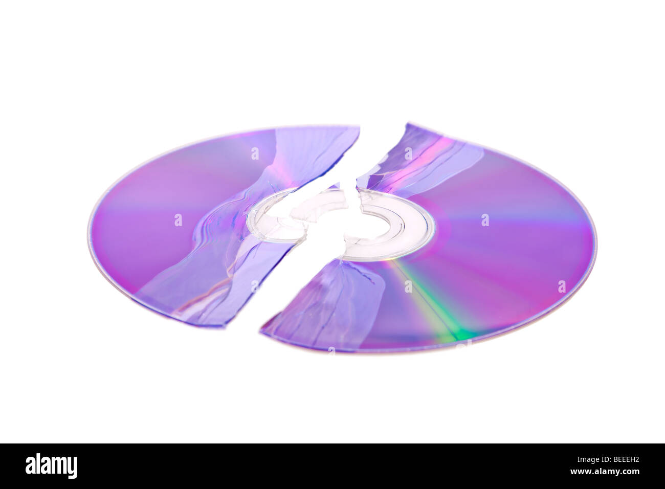 In frantumi DVD / CD isolato su uno sfondo bianco Foto Stock