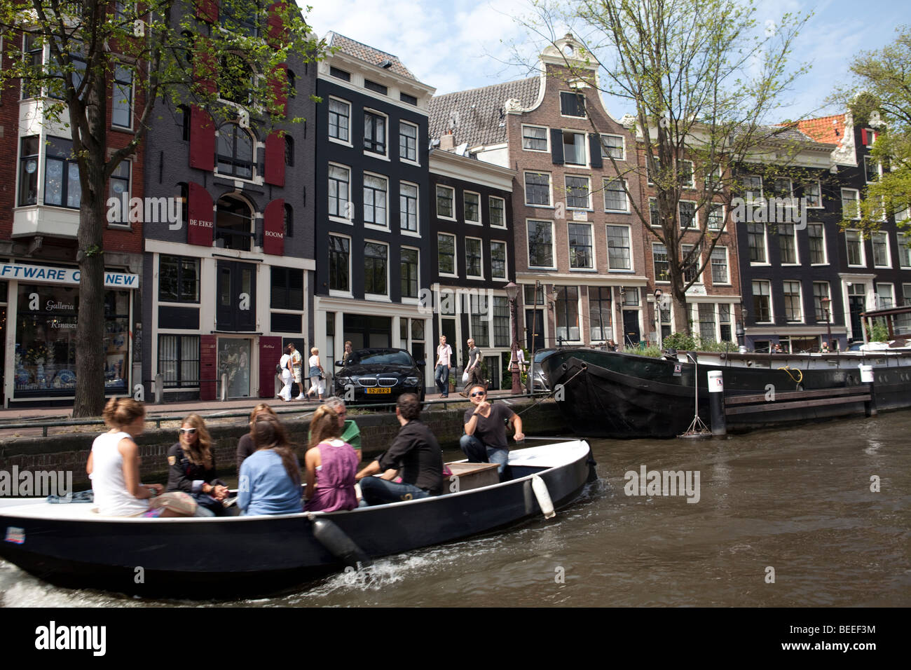 Trasporti di Amsterdam. Persone in barca sul fiume Amstel. Paesi Bassi Foto Stock