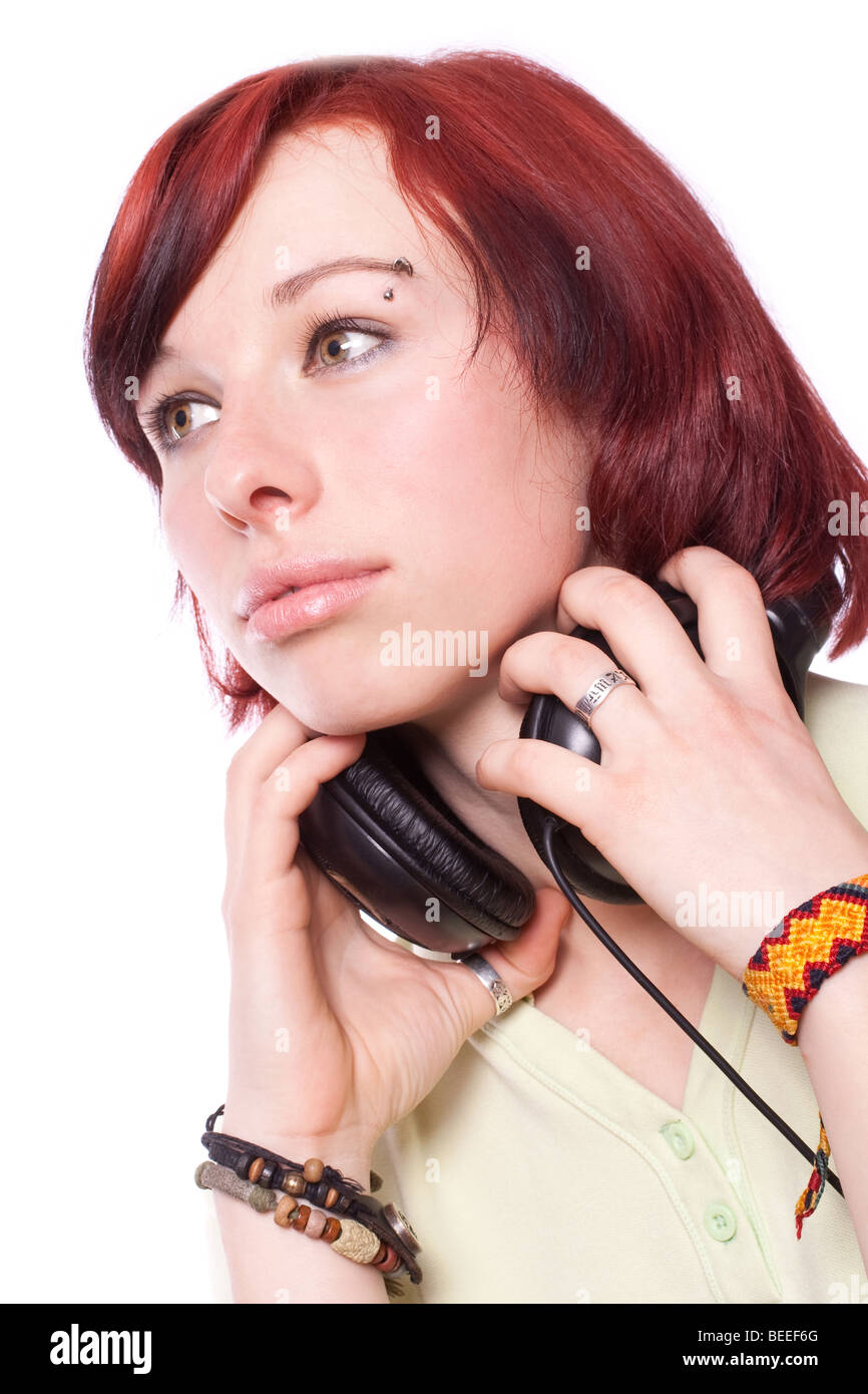 Isolato sorridente ragazza ascolto di musica Foto Stock