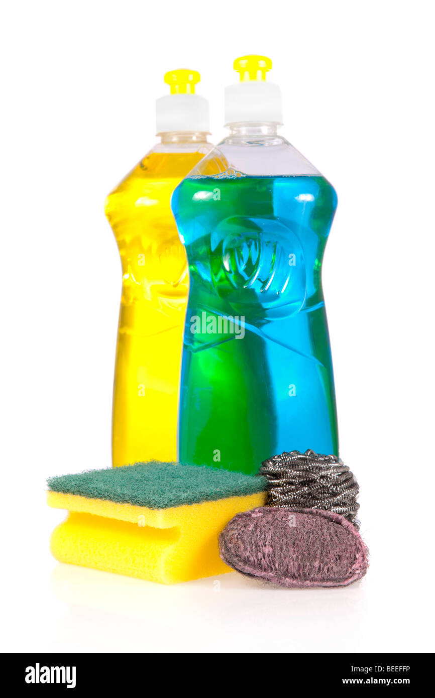 Liquido detergente bottiglie con pagliette di acciaio inossidabile e lana di acciaio pastiglie di sapone isolati su sfondo bianco . Foto Stock