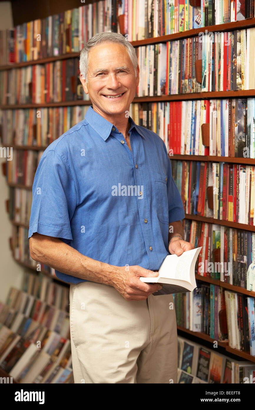 Cliente maschio in libreria Foto Stock