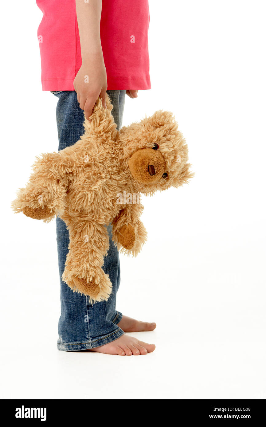 Ritratto in studio di una ragazza in piedi con Teddy Bear Foto Stock