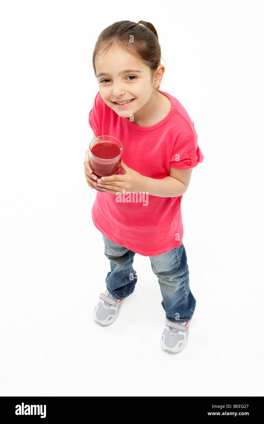 Ritratto in studio di sorridente ragazza con bicchiere di succo di frutta Foto Stock