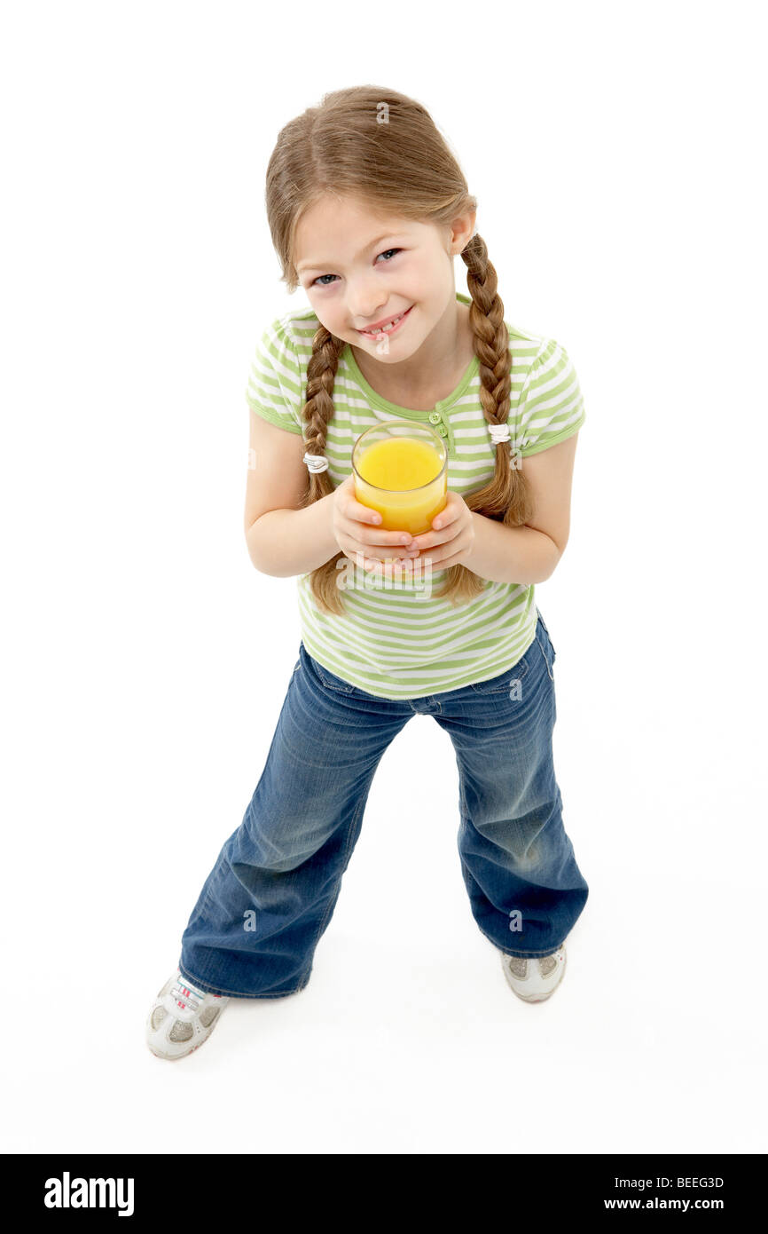 Ritratto in studio di sorridente ragazza con succo di arancia Foto Stock