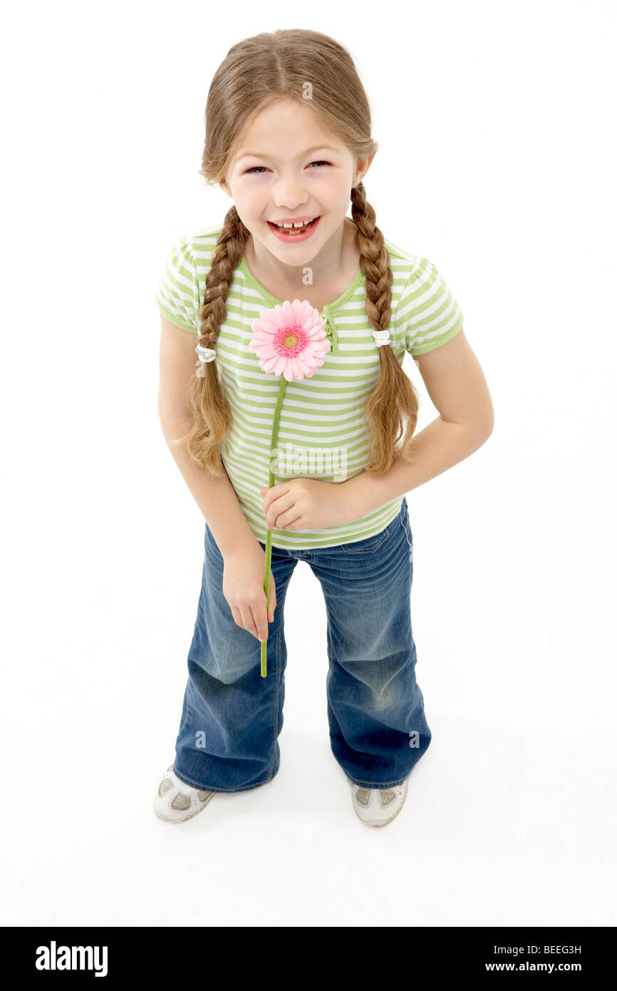 Ritratto in studio di sorridente ragazza con fiore Foto Stock