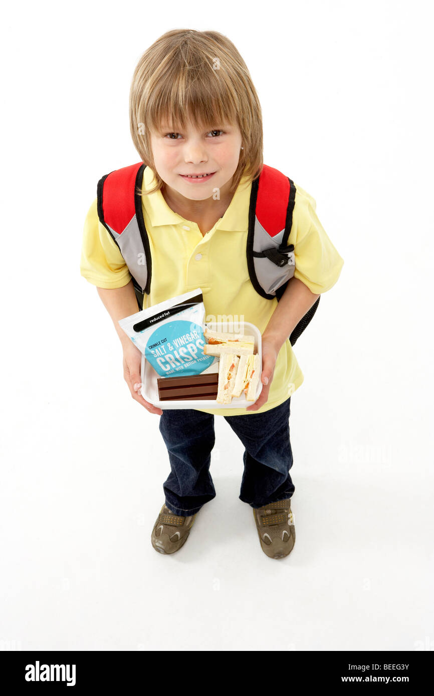 Ritratto in studio di sorridere Boy Holding Lunchbox Foto Stock