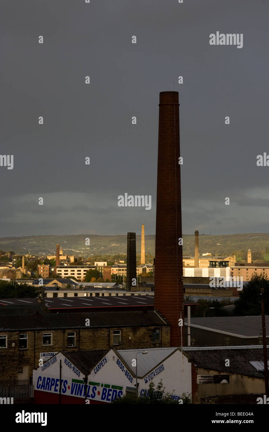 La fabbrica e il mulino di camini di Shipley e Saltaire sono un ricordo del passato industriale di Bradford, West Yorkshire Foto Stock