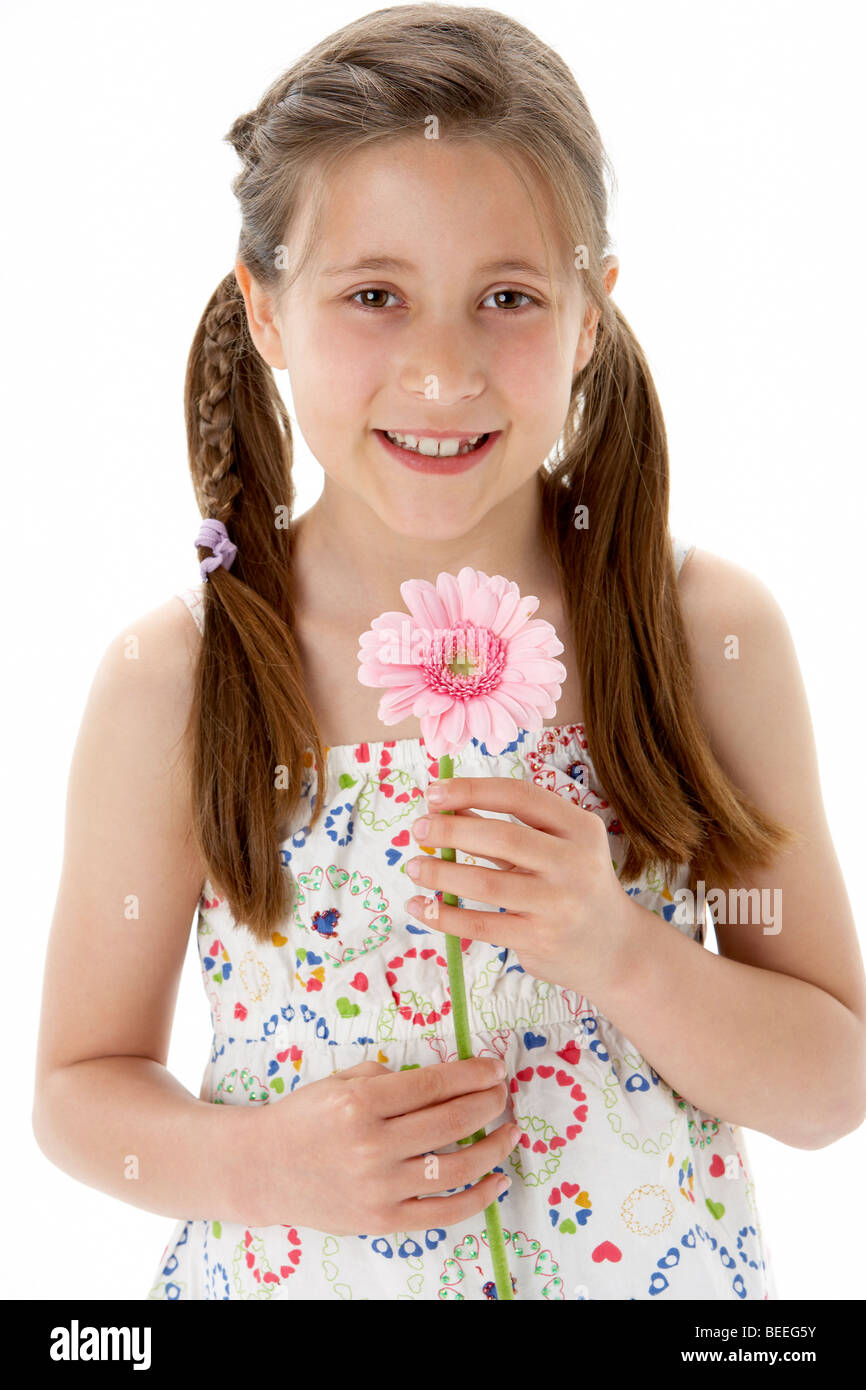 Ritratto in studio di sorridente ragazza con fiore Foto Stock