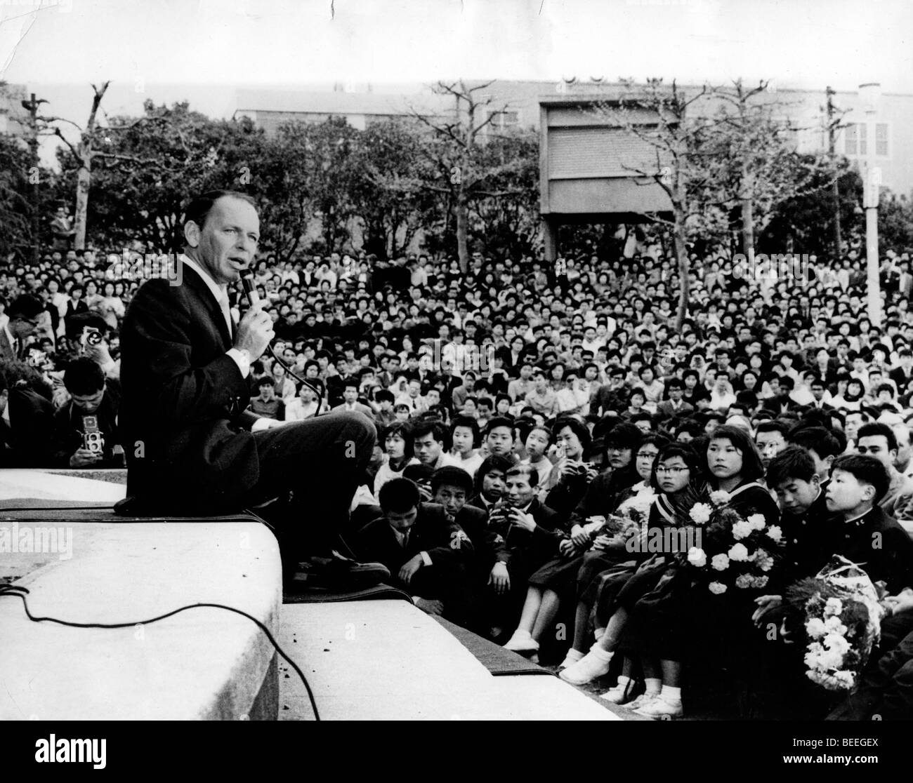Frank Sinatra ha in programma un concerto nel Parco Hibiya per raccogliere fondi Foto Stock