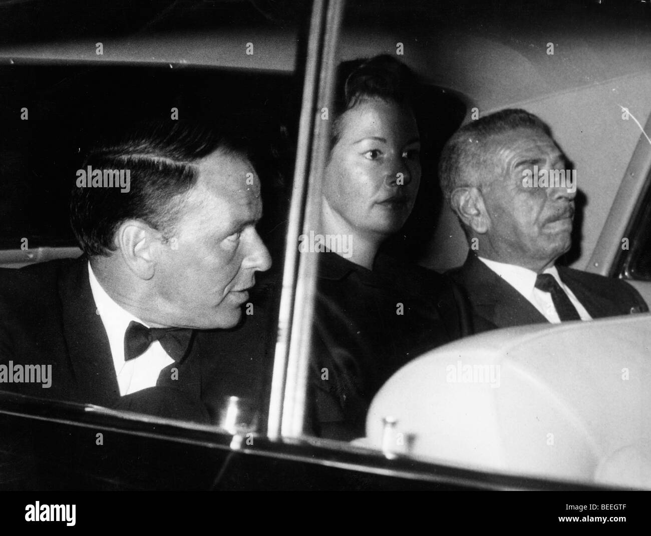 Il cantante Frank Sinatra che arrivano a Roma per una mostra Foto Stock