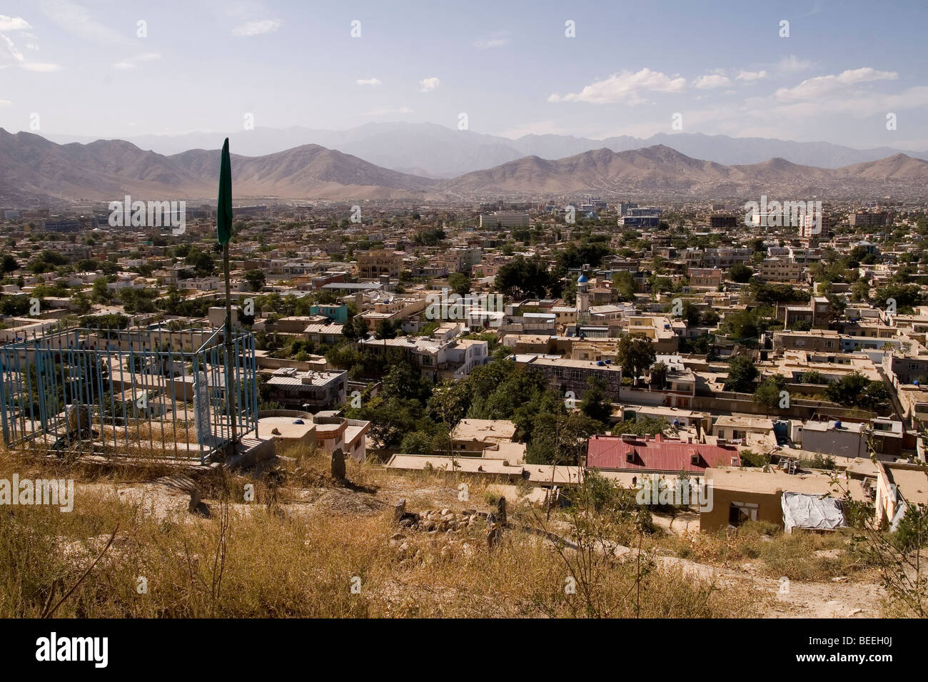 Cimitero che si affaccia sulla città di Kabul in Afghanistan Foto Stock