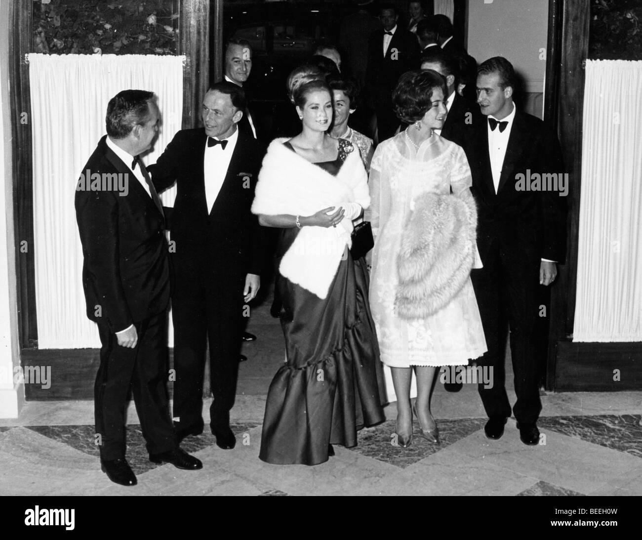 Il cantante Frank Sinatra con gli amici e le royalty a un sporting club di Monte Carlo Foto Stock