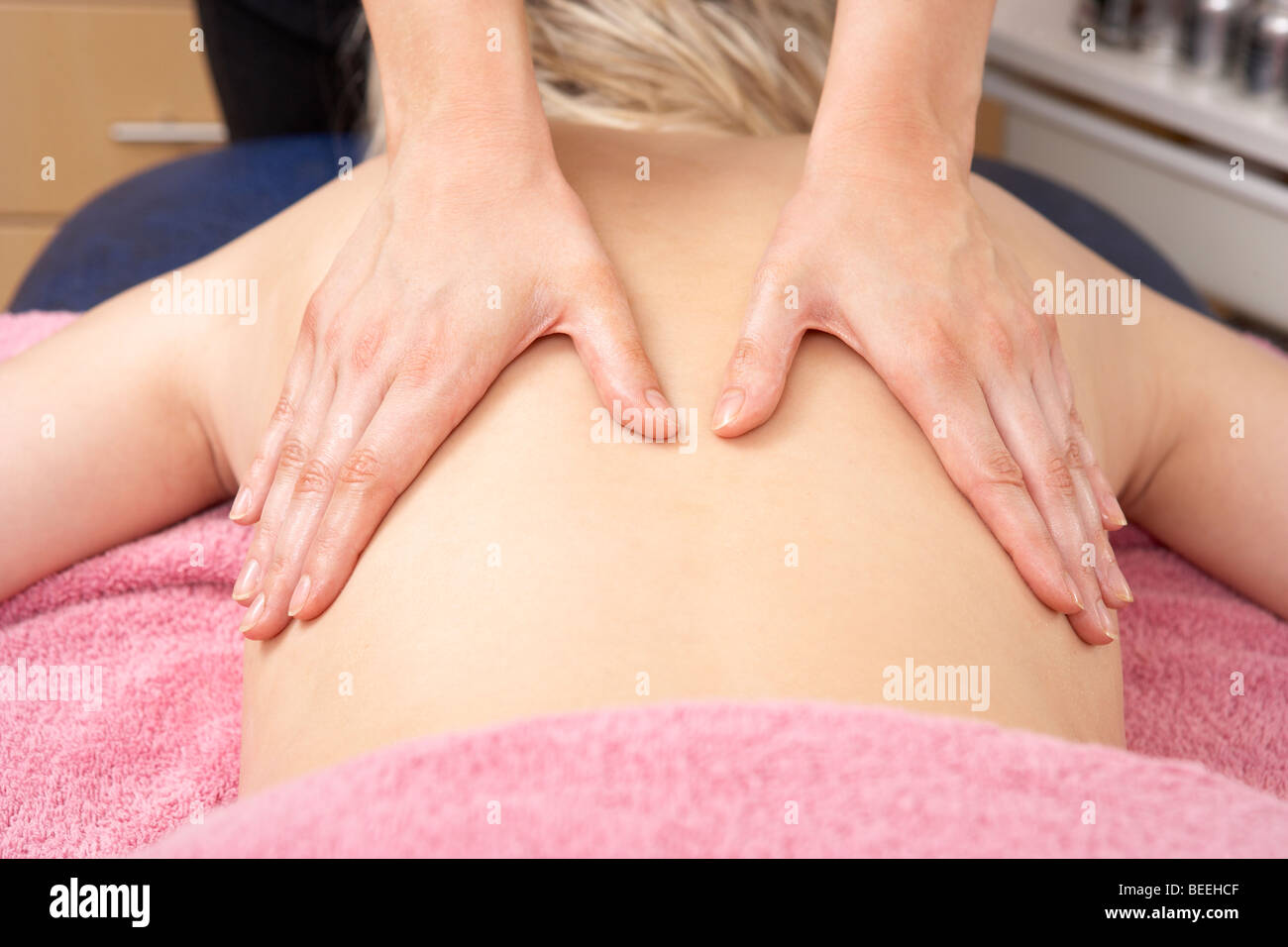 Close up massaggiatrice femmina con il client Foto Stock