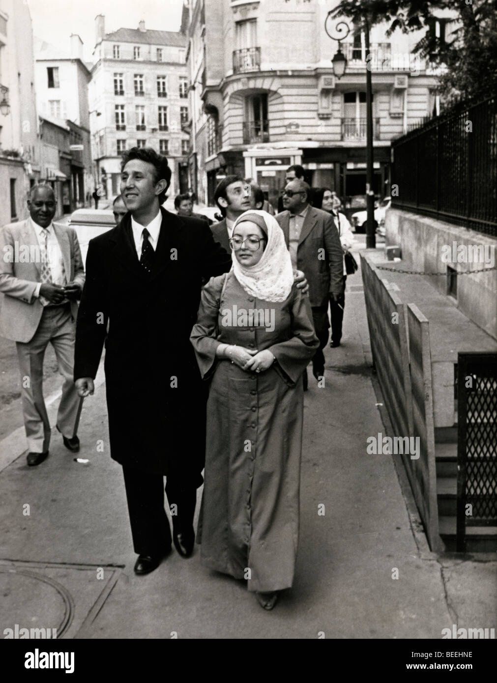 Il presidente algerino Ben Bella passeggiate attraverso Parigi con sua madre Foto Stock