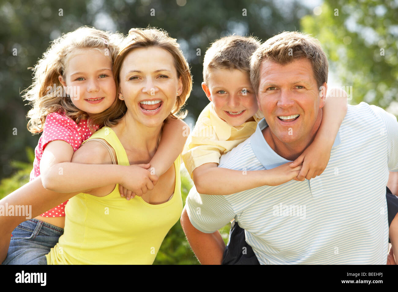Famiglia divertendosi in campagna Foto Stock