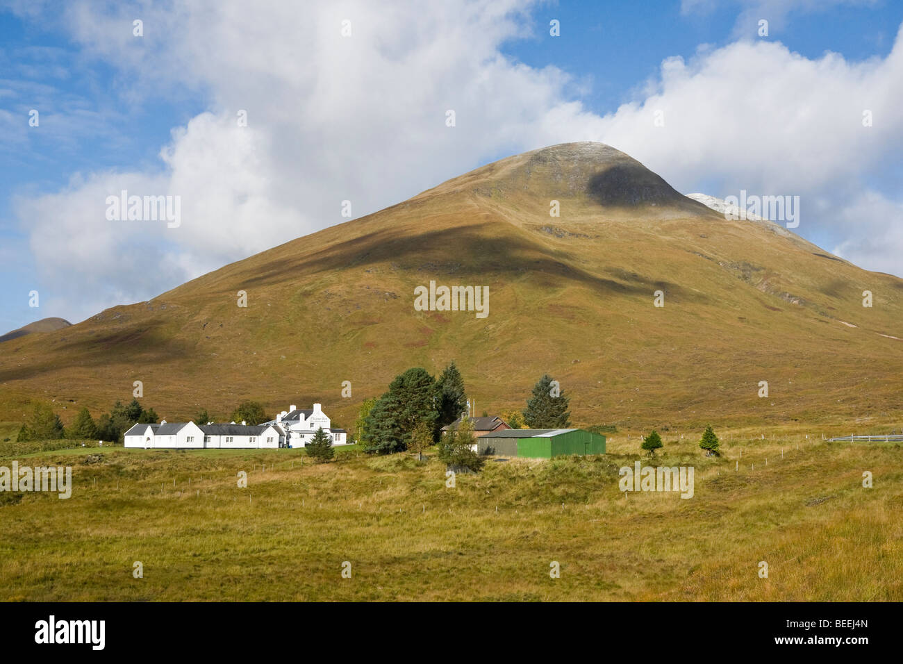 Cluanie Inn che si trova alla fine del Loch Cluanie in Glen Shiel West Highlands della Scozia Foto Stock