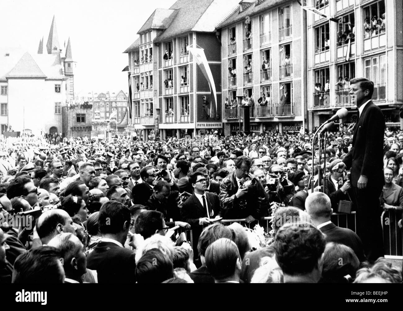 Il presidente statunitense John Fitzgerald Kennedy offre un intervento pubblico a Berlino Ovest in cui egli ha detto splendidamente, "Ich bin ein Berliner.". Foto Stock