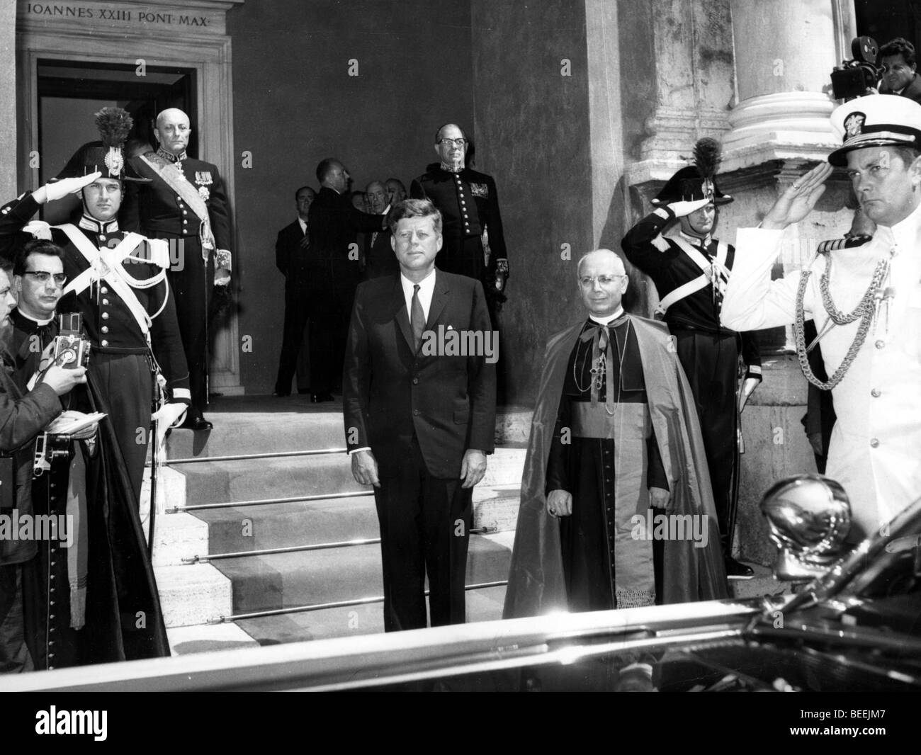 5525990 (9003107) der amerikanische Pr‰residente John F. ( ) Fitzgerald Kennedy , Mitte , bei circuizione Ankunft im Vatikan , wo er Foto Stock