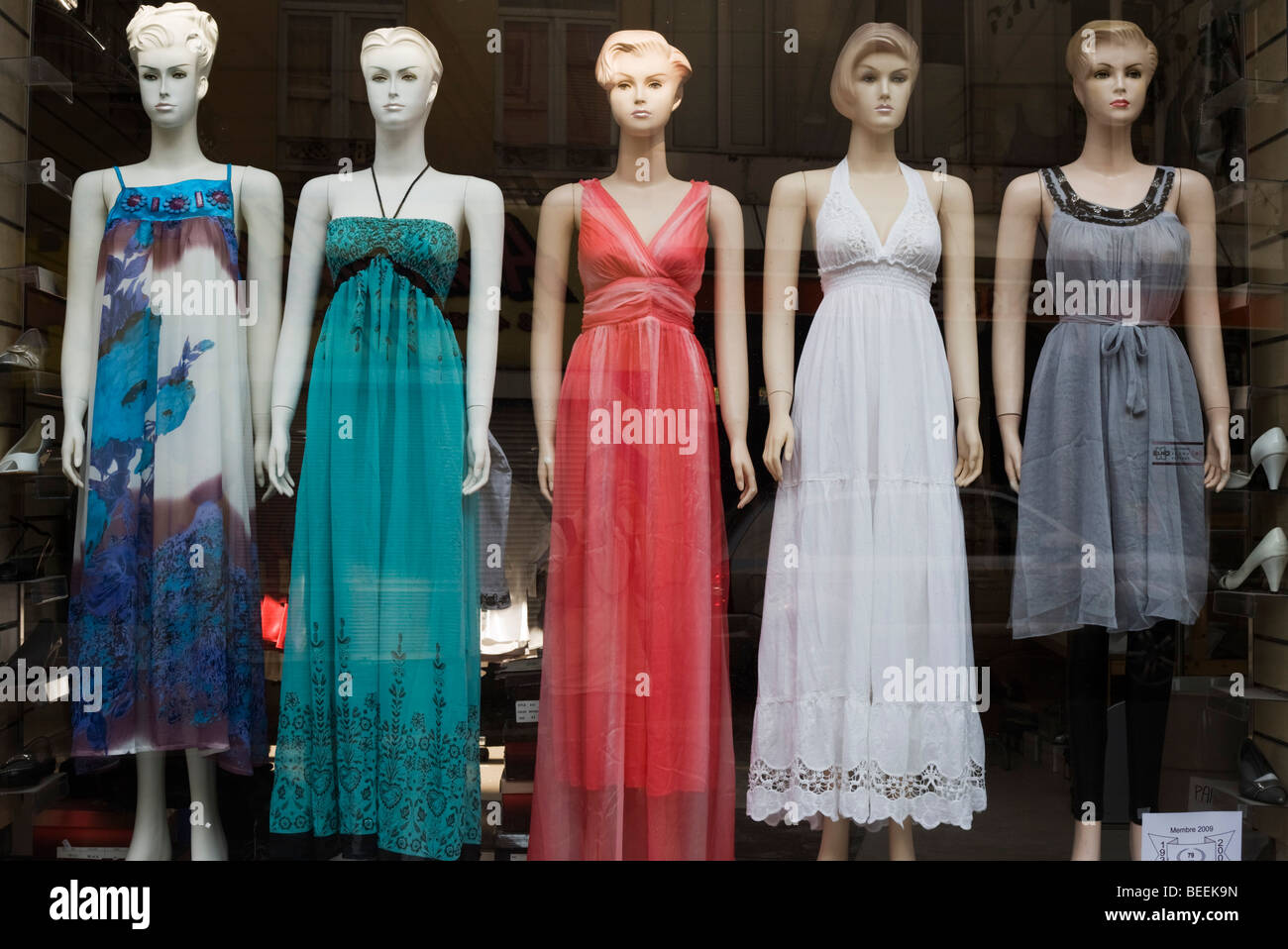 Una linea di abbigliamento moda Manichini sul display in una strada vetrina  di Saint-Gilles, Bruxelles Foto stock - Alamy