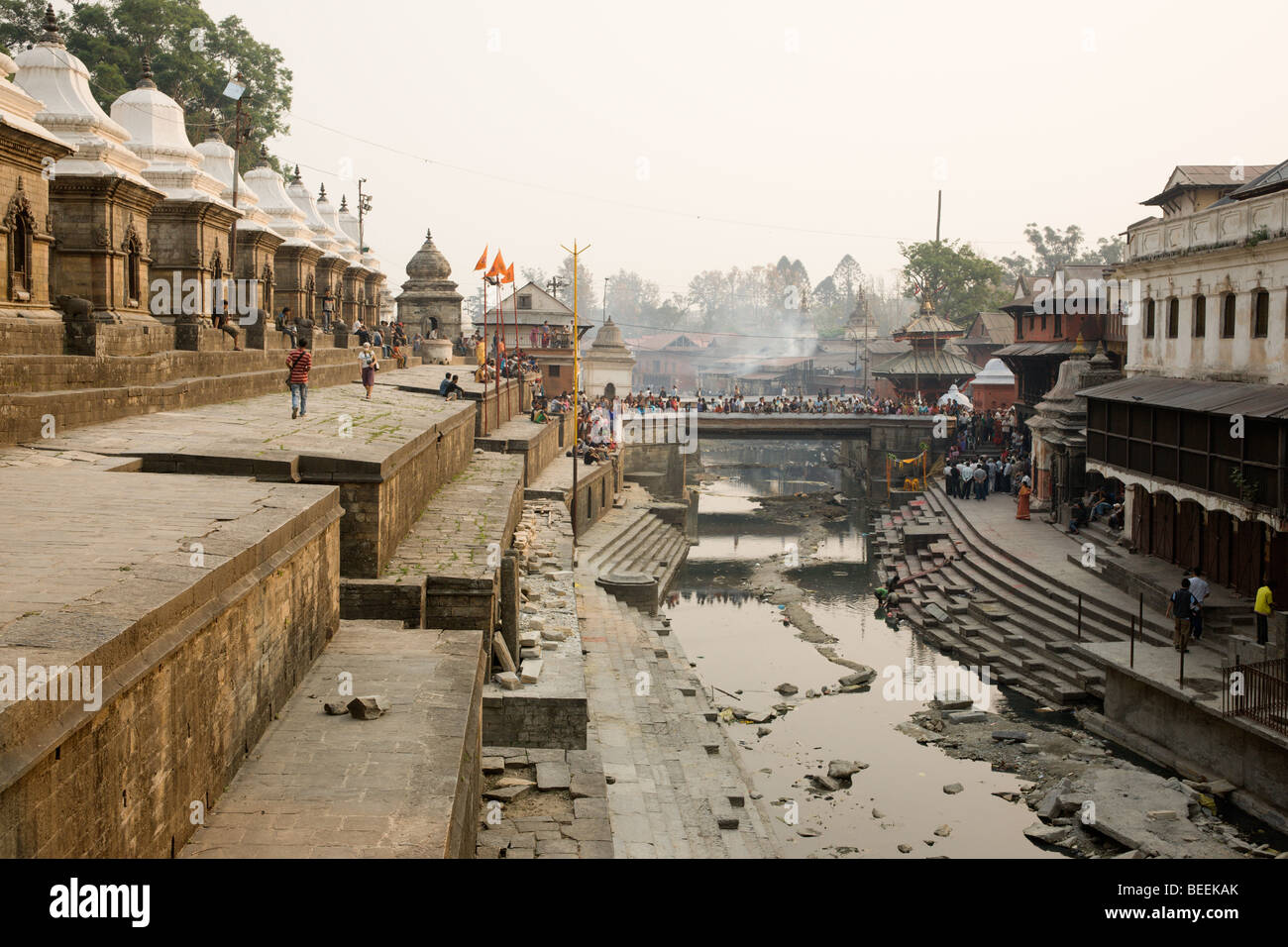 Il fiume Bagmati vicino al tempio di Pashupatinath. Kathmandu, Nepal Foto Stock