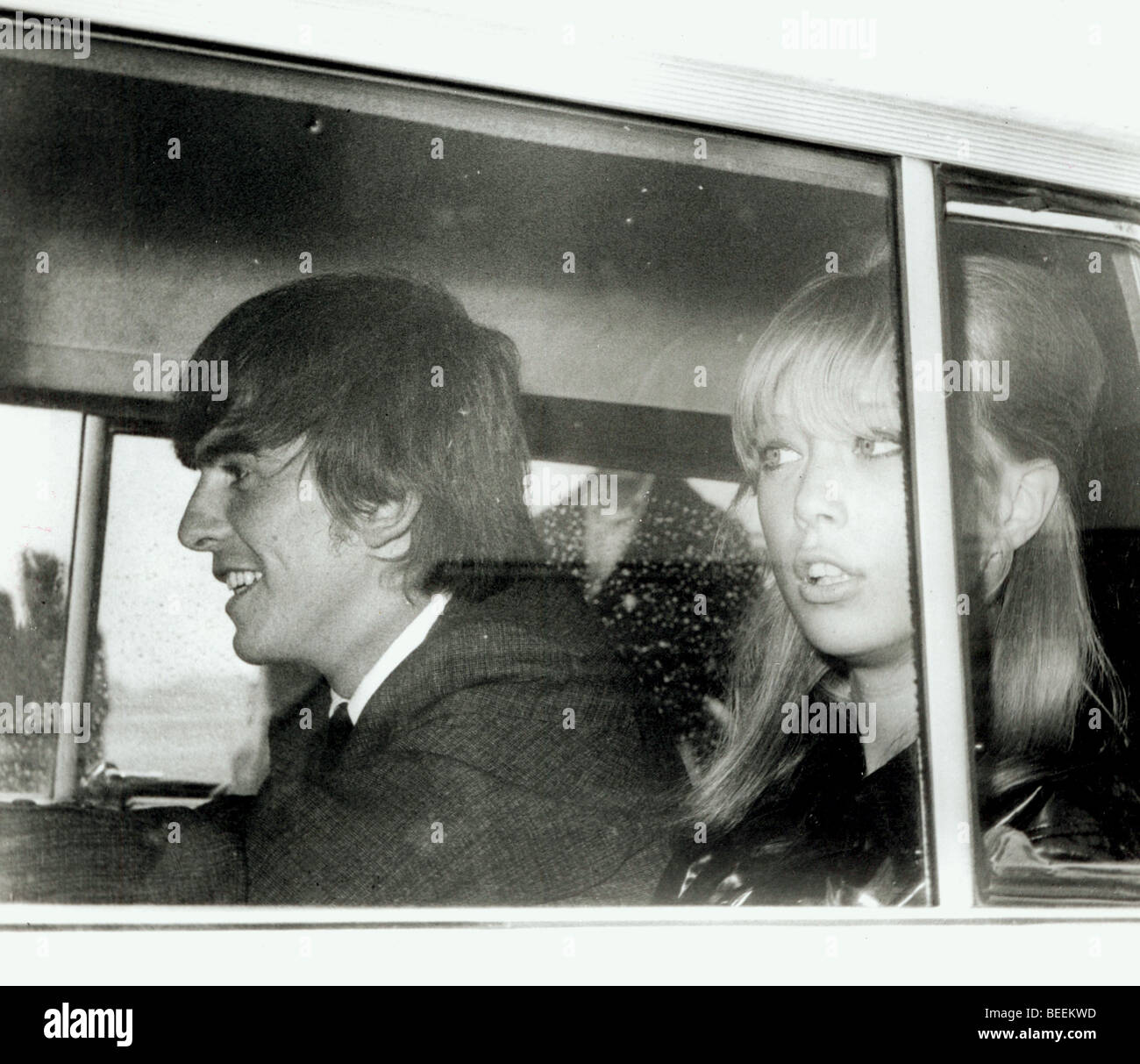Beatle George Harrison e moglie tortino Boyd tornando dall'aeroporto Foto Stock