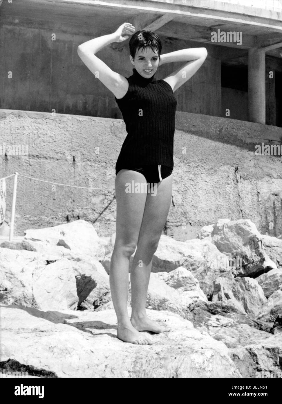 5556541 (900326) Liza Minnelli, amerikanische S‰ngerin und Schauspielerin, im Badeanzu am Strand von Monte Carlo, undatiert ca. Foto Stock