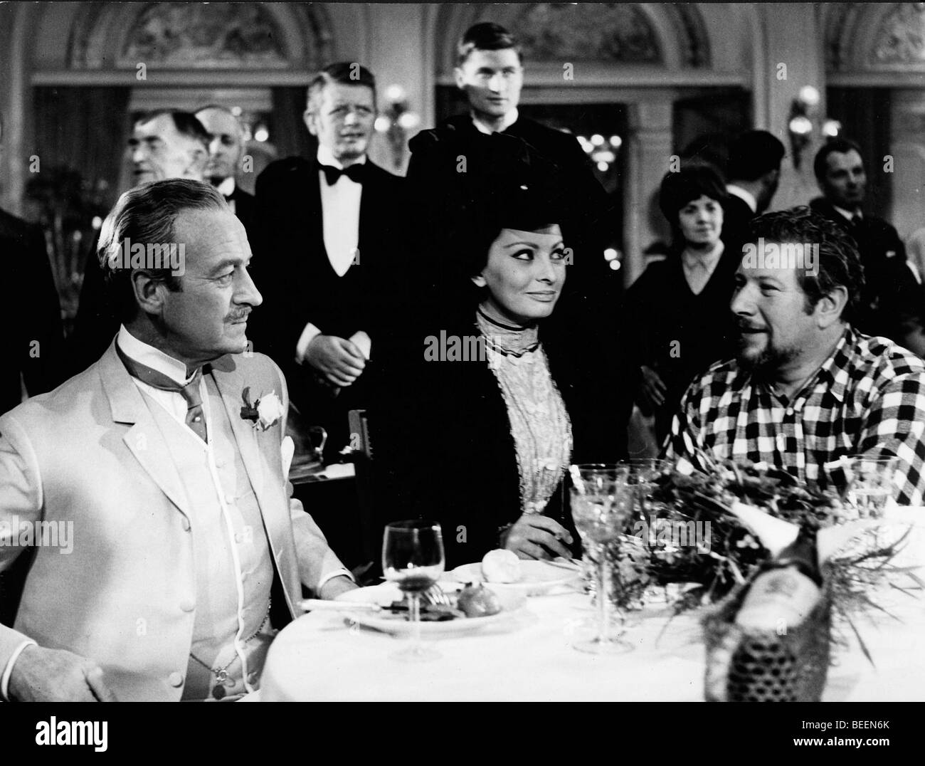 Attrice Sophia Loren con David Niven e Peter Ustinov nel film 'Lady L' Foto Stock