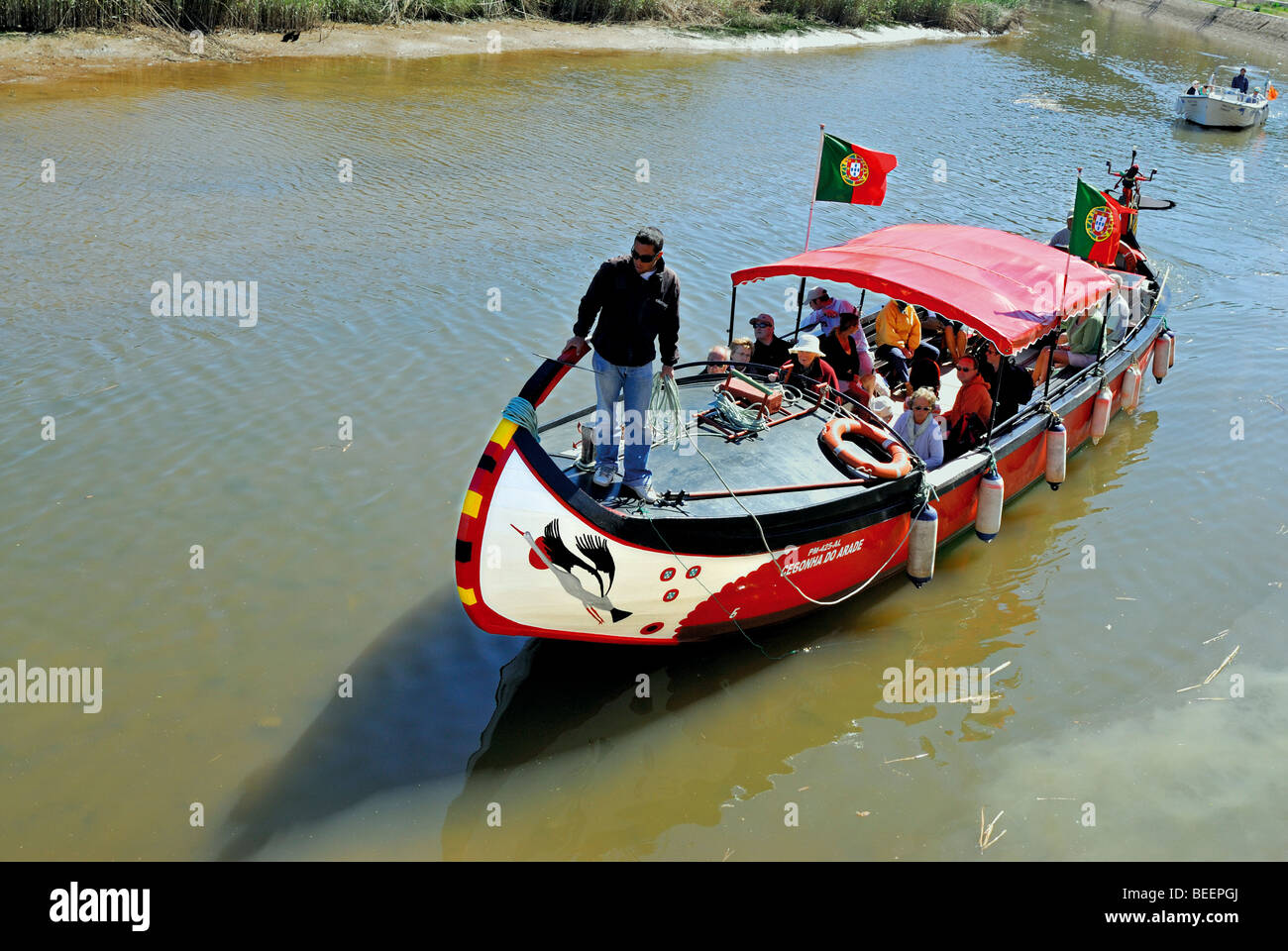 Il Portogallo, Algarve: Excrsion barca con i turisti presso il fiume Arado in Silves Foto Stock