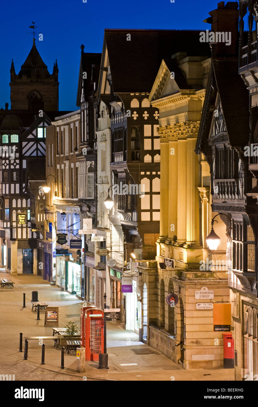 Righe medievale edifici su Eastgate Street di notte, Chester, Cheshire, Inghilterra, Regno Unito Foto Stock