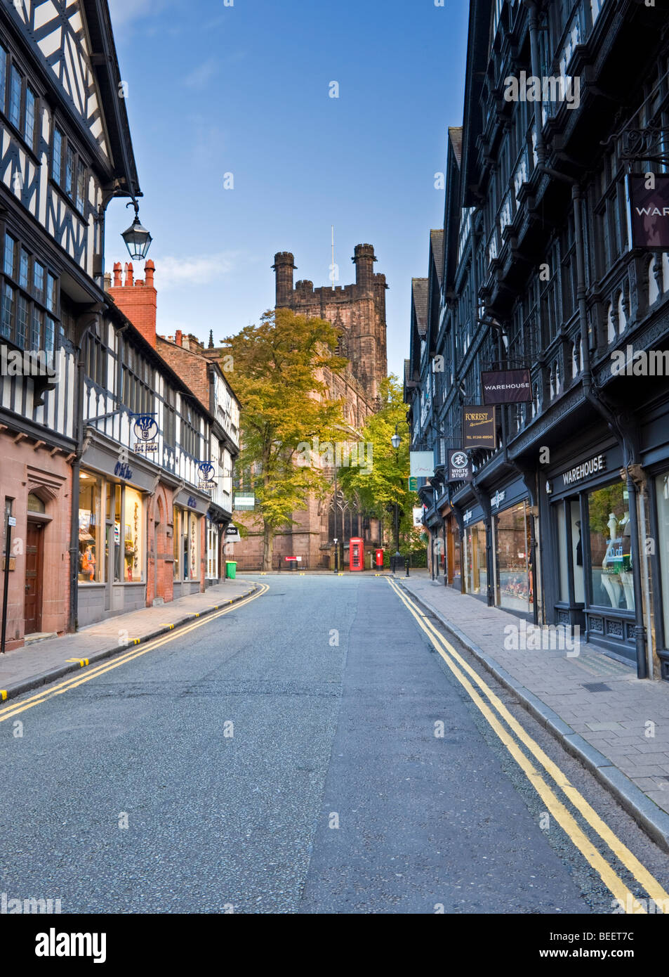 La storica cattedrale e St Werburgh Street, Chester, Cheshire, Inghilterra, Regno Unito Foto Stock