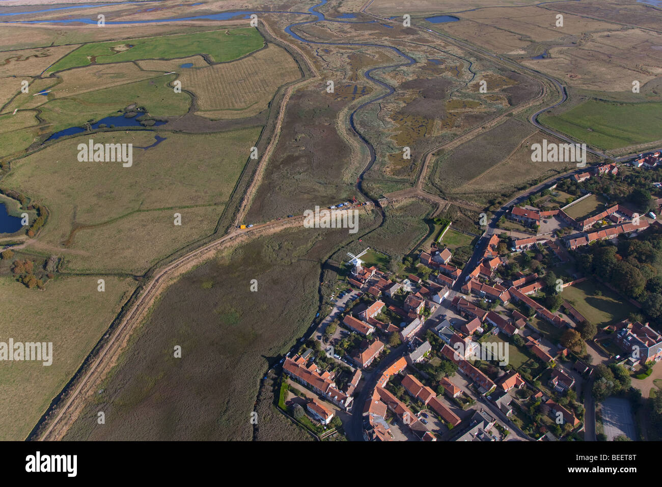 Vista aerea del villaggio di Cley e mulino a vento sulla Costa North Norfolk Inghilterra Foto Stock