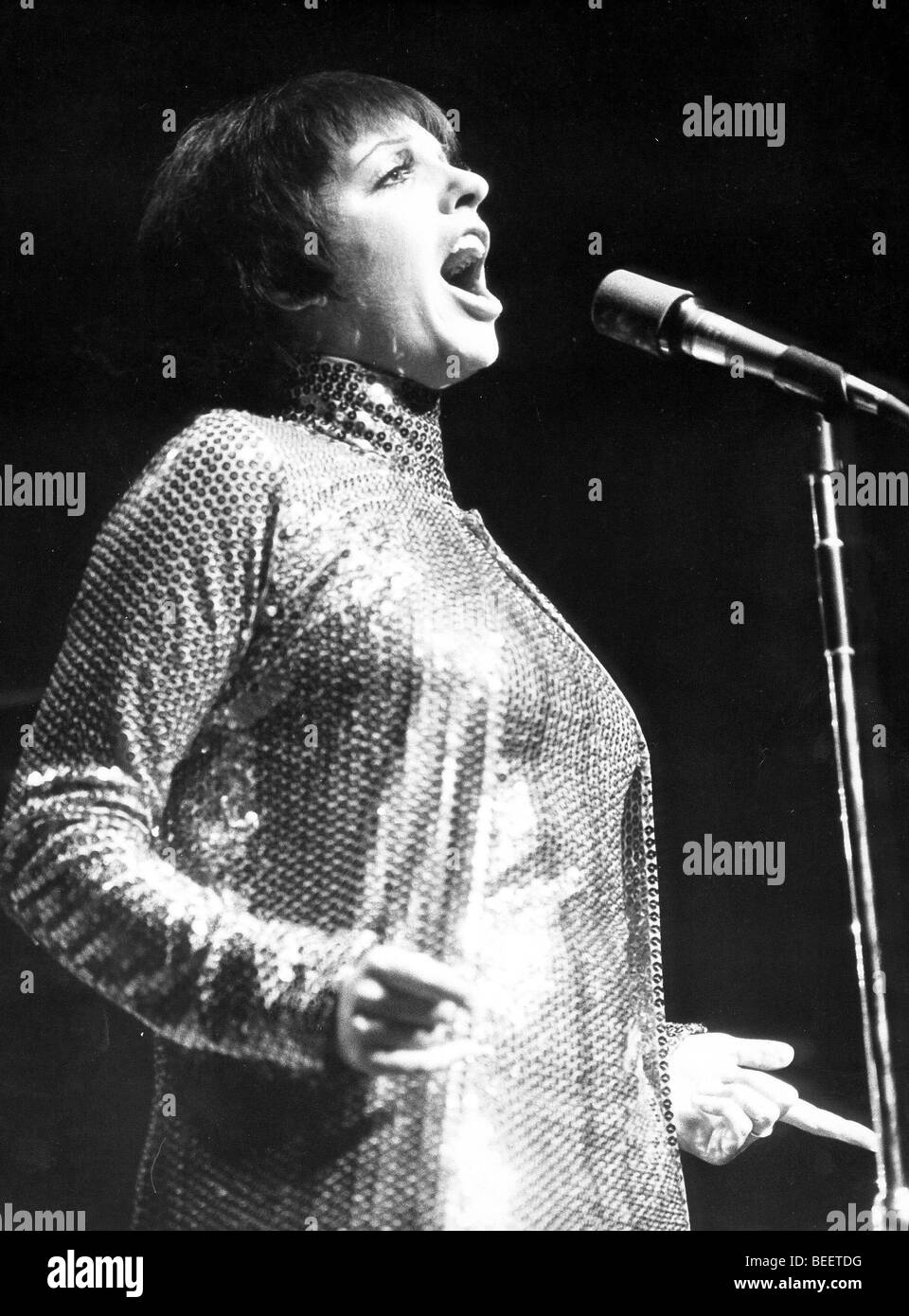 Il cantante Liza Minnelli esegue accompagnato da 27 musicisti in un "Una donna Show", presso il Palais de Congres de Paris. Foto Stock