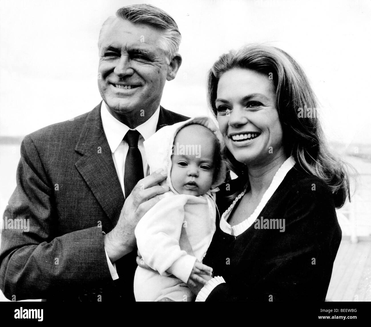 1005782 (900324) Cary Grant, britischer Schauspieler, mit circuizione Frau Dyan CANNON, amerikanische Schauspielerin und Tochter Foto Stock