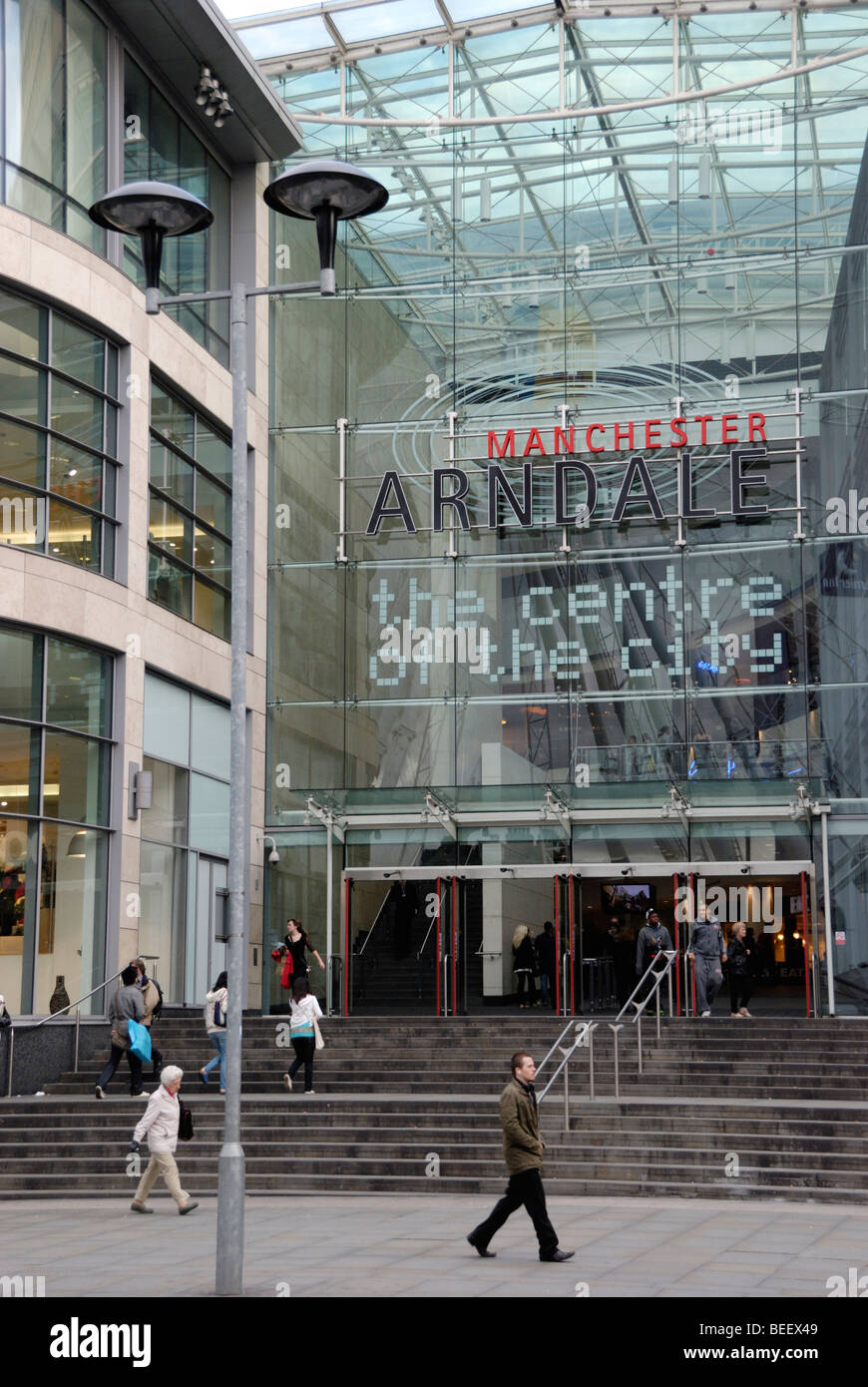 Gli acquirenti al di fuori del Manchester Arndale Centre, il principale centro per lo shopping a Manchester in Inghilterra, Regno Unito Foto Stock