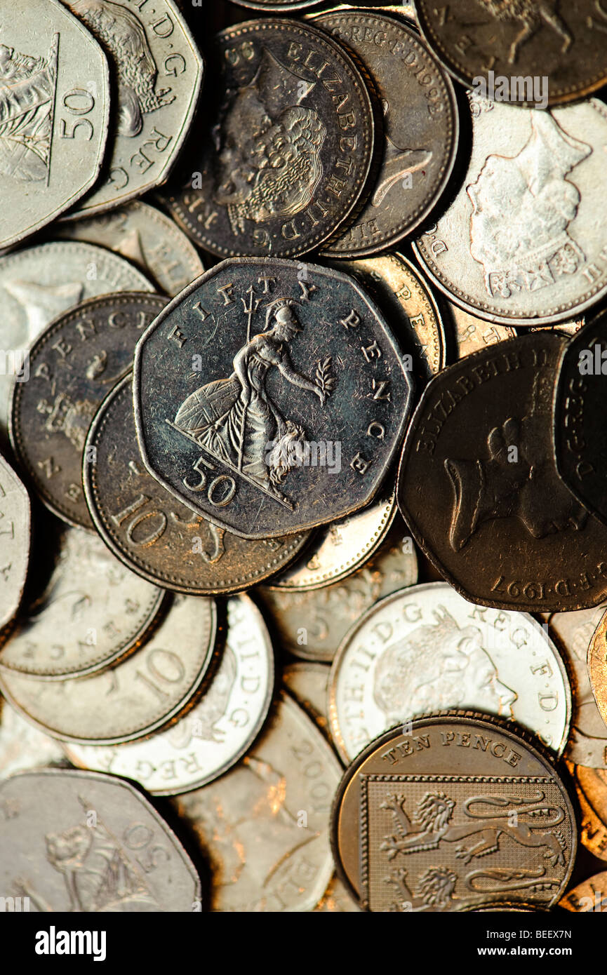 Pila di monete assortiti UK denaro in contante di conio delle monete in valuta argento Foto Stock