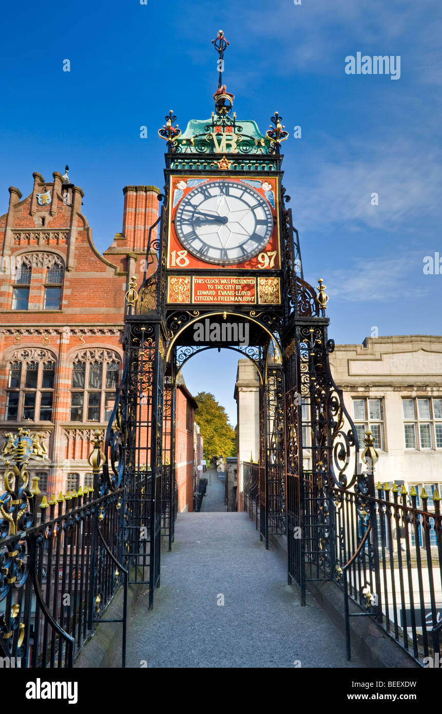 Il Victorian Eastgate Clock sulle mura della città di Chester, Cheshire, Inghilterra, Regno Unito Foto Stock