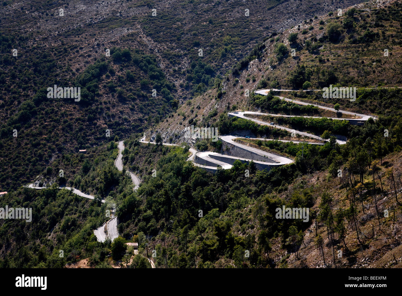 Tornanti della strada attraverso colline nel sud della Francia Foto Stock