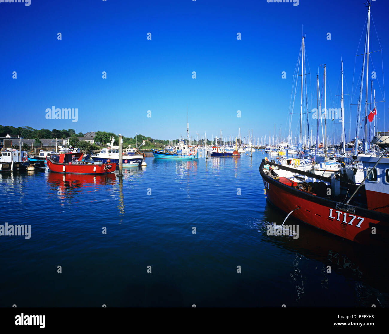 Porto colorato a Lymington, un importante centro yachting sul Solent Foto Stock